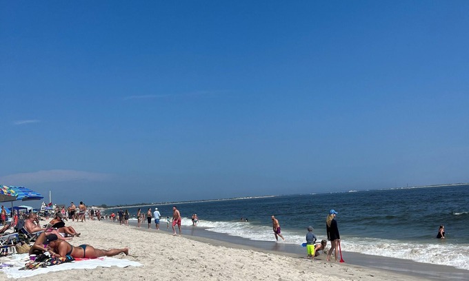 Brightwaters House | Walking distance to the Village Restaurants , Library and Beach.
