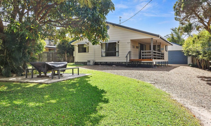 Tin Can Bay House | Walking distance to water and Pet Freindly!