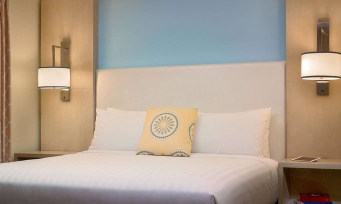 The Galleria Apartment | Walking distance to Gerald D. Hines Waterwall Park! FREE Parking & Breakfast!