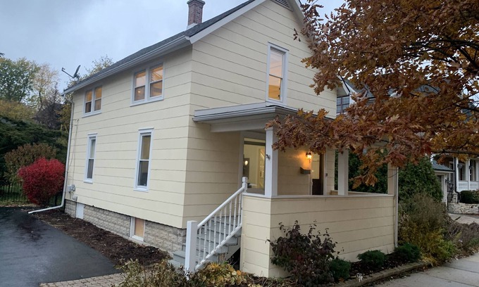 Naperville House | Walking distance to everything downtown Naperville!