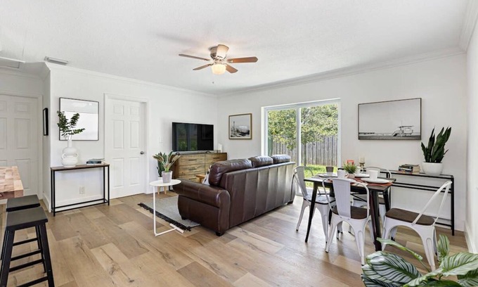 Sailboat Bend Condo | Walking on Sunshine – 2BR, 1BA Near Riverwalk