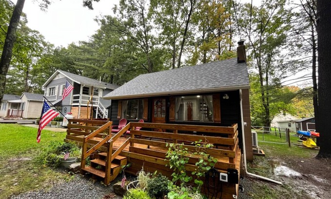 White Mills Cottage | Wally’s Cottage |New|HotTub|Kayaks|Firepit|Central