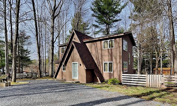 Blakeslee House | Walnut Cellars | Great Views, Fire Pit, Large Yard