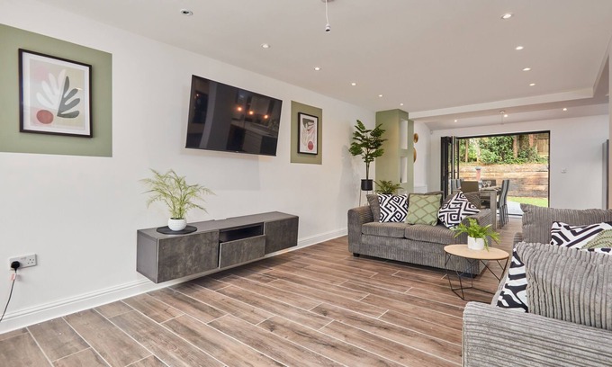 Walsall Apartment | Walsall Spacious 4-bed Haven with large parking & garden, near M6 & city centre