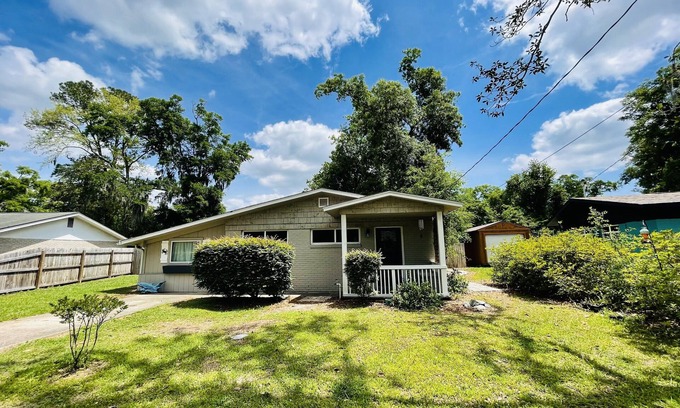 St. Marys House | Warm and Bright Pet Friendly Home with Full Privacy Fenced Backyard!