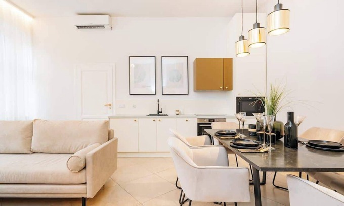 City Centre Apartment | Warm Minimalism near Main Market Square
