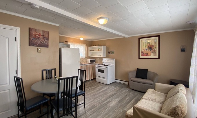 Wasaga Beach Cottage | Wasaga Beach Free Parking Free Wifi 5-min walk to main beach