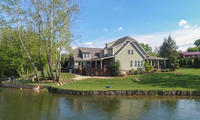 Johnson City House | Watauga Riverbend Retreat