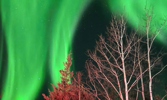 College House | Watch the northern lights from the deck and the jacuzzi! Roast by a cozy fire!