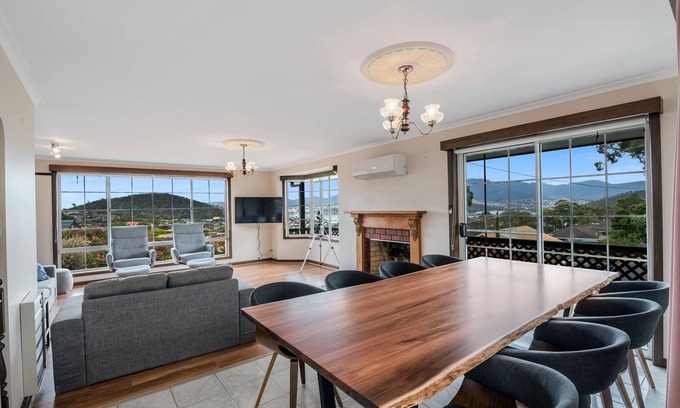 Lindisfarne House | Water/Bridge view; FAMILY is what this house is all about; 10 mins drive to city