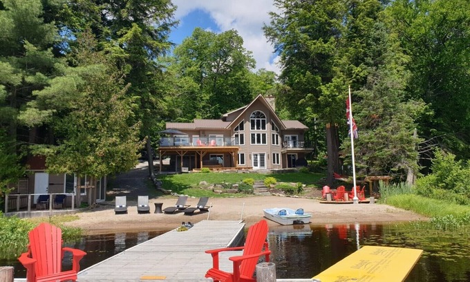 Perry House | Water Front Cottage on Lake Mirage, Private Dock, Sandy Beach and Hot Tub!