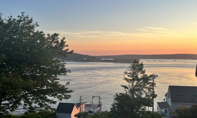 Georgetown House | Water views! Private community beach! Pet friendly