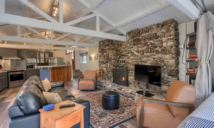 Oakhurst House | Waterfall House-Riverfront-BBQ-sleeps Four
