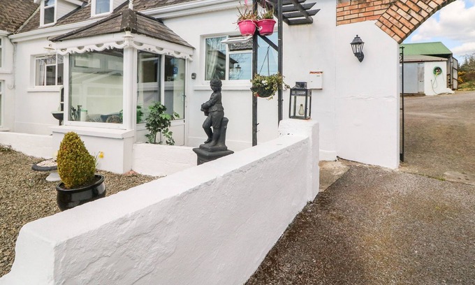 Shiplake Cottage | WATERFALL HOUSE, romantic, with a garden in Dunmanway, County Cork
