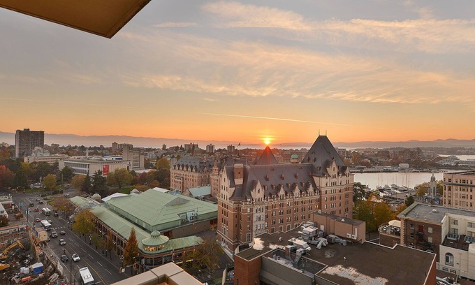 Inner Harbour Condo | Waterfalls Hotel - Luxury View Condo in Downtown Victoria