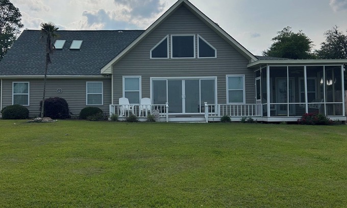 Donalsonville House | Waterfront 3 bed 3 bath, located on fisherman’s dream Lake Seminole.
