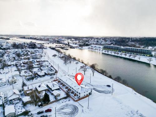 Welland House | Waterfront 3BR House and Sleeps 8, Close to Canal and Family Friendly