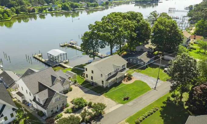 Cobb Island Cottage | Waterfront 4-bedroom home with hot tub and gym!