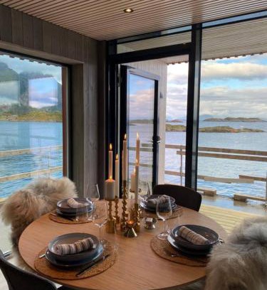 Henningsvaer Apartment | Waterfront apartment with panoramic sea view