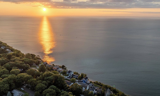 Sound Beach House | Waterfront Beach House w/Water Views on The North Shore Long Island. 4 BRs 2BRs