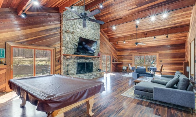 Tuscarora House | Waterfront Cabin on 32 Acres in Leesburg!