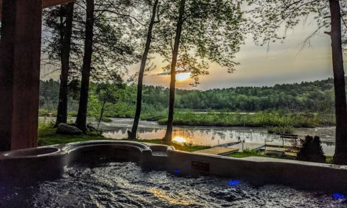 Norway House | Waterfront Chalet North Pond - Privacy MODERN - DOCK and kayaks