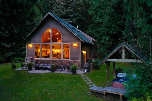 Maple Falls House | Waterfront Chalet