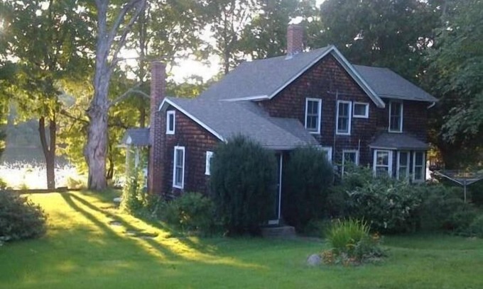 Waterford Cottage | Waterfront! Charming 4BR Cottage on the Niantic River!
