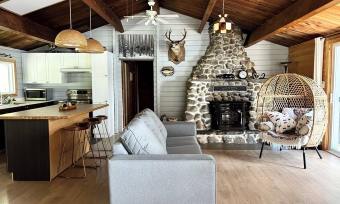 La Minerve Cottage | Waterfront charming 3-bedroom cottage at Lac Labelle with hot tub and WiFi