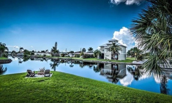 Charlotte Park House | Waterfront corner lot-Heated Pool