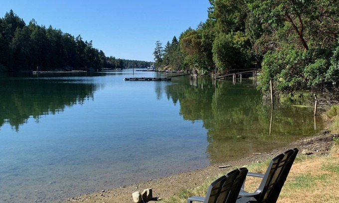 Sturdies Bay Cottage | Waterfront cottage in serene Whaler Bay