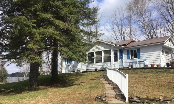 Central Frontenac House | Waterfront cottage for rent