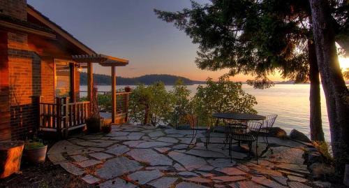 Deer Harbor House | Waterfront Cottage Rental with Spectacular Sunset Views on Orcas Island, Washington