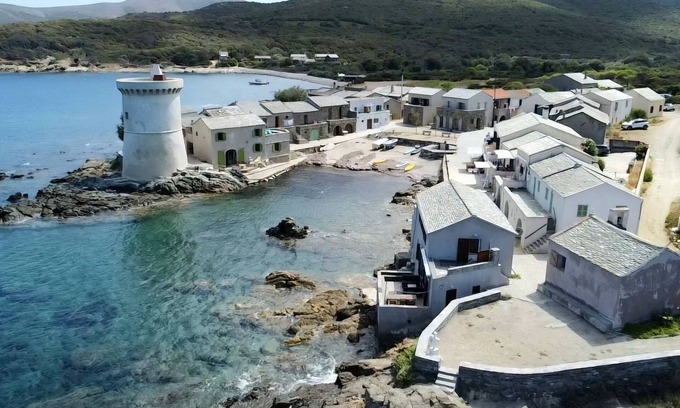 Barcaggio House | Waterfront fisherman's cottage