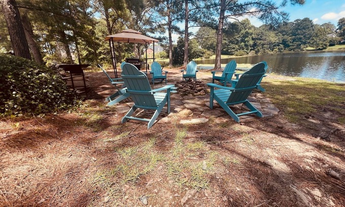 Hope Mills House | Waterfront Golf Haven I Billiards & Bar I Pool I Kayaks I WOW-Kitchen I Fire Pit