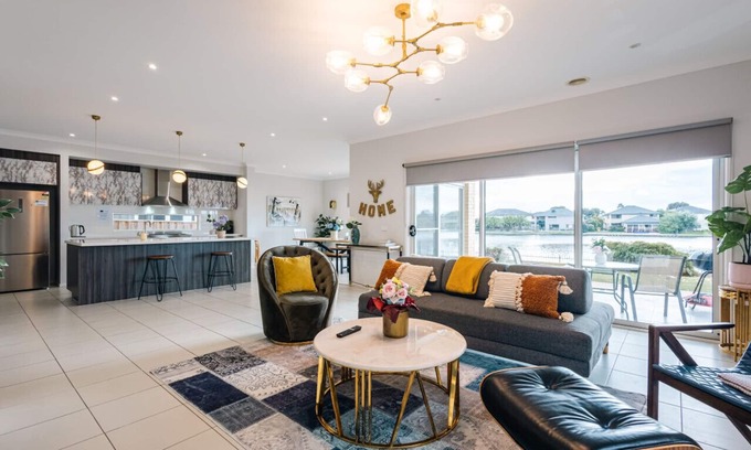 Sanctuary Lakes Villa | Waterfront Grand Villa in Sanctuary Lakes