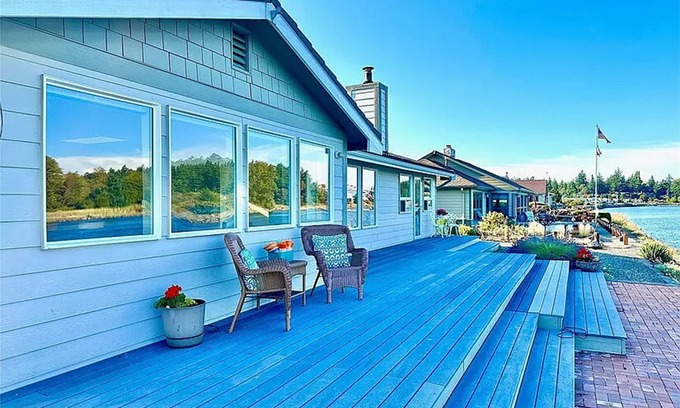 La Conner House | Waterfront home in delightful La Conner 30 Day Stay