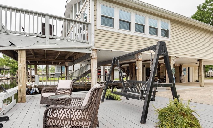 Springfield House | Waterfront Home w/Private Boat Slip on Blood River-Short drive to New Orleans