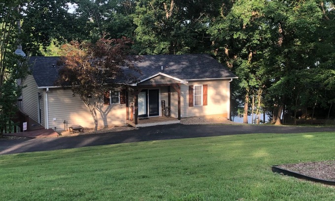 Moneta House | Waterfront-Large Dock-Quiet Cove- Minutes to Drifters-Bridgewater Marina