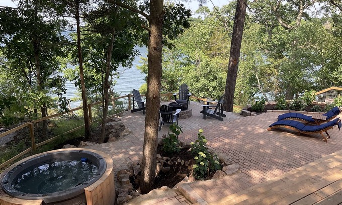 Lansdowne Ski Chalet | Waterfront Luxury 4-person Home with Private Hot Tub, Pet Friendly