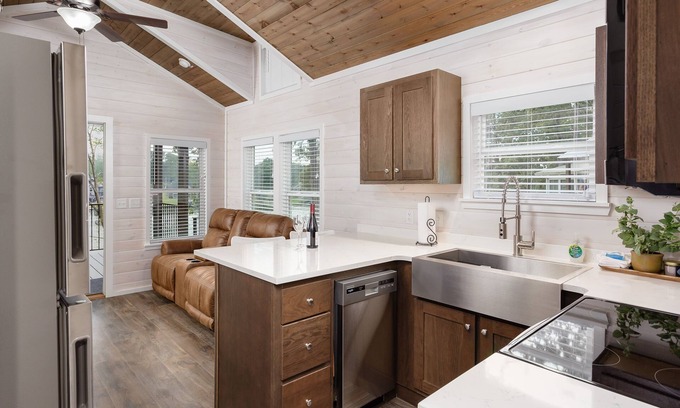 Muscle Shoals House | Waterfront Luxury Tiny Home 180 South on Wilson Lake Close to Robert Trent Jones