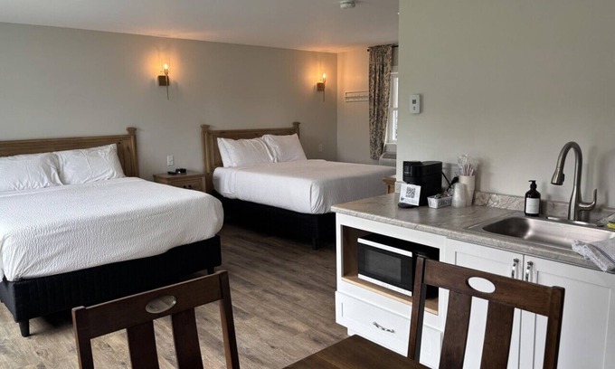 Greenville Junction House | Waterfront Motel-Mountain View