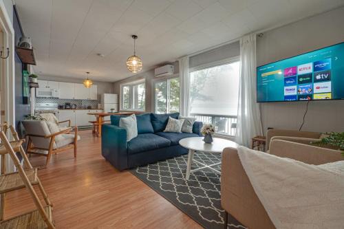 Algonquin Highlands House | Waterfront Night Owl Cottage on Halls Lake