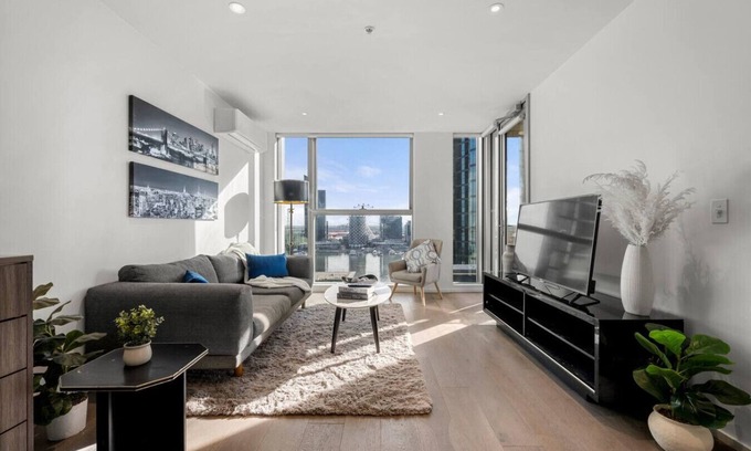 Docklands Apartment | Waterfront NYC Luxury 2BR | Pool Gym Parking Views