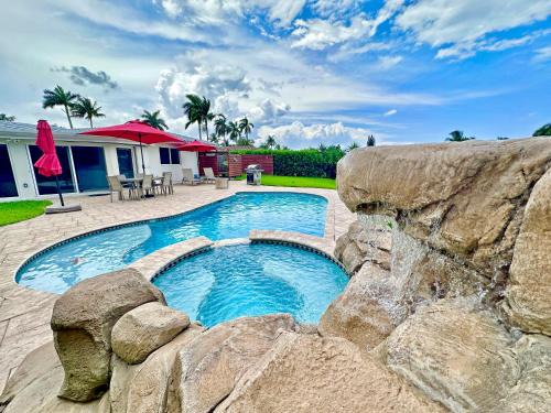 Garden Isles House | Waterfront Oasis