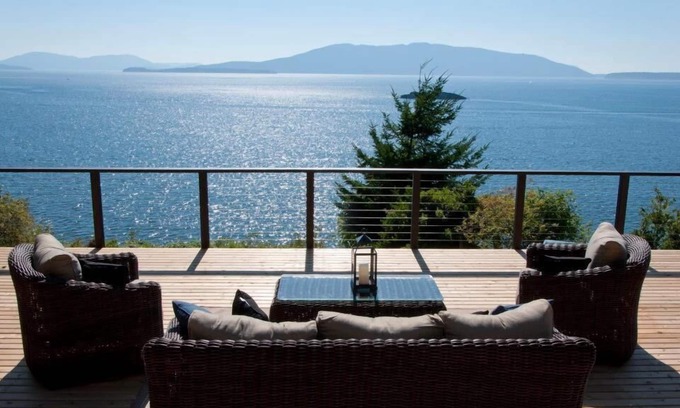 Bellingham House | Waterfront Panoramic View Of San Juans And Huge Gourmet Kitchen