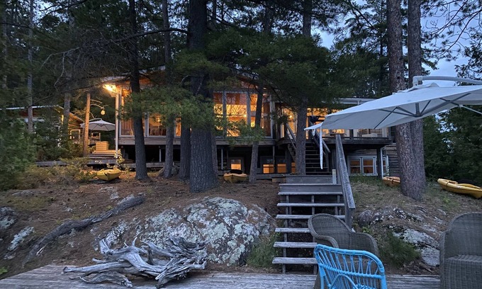 Val-des-Monts Cottage | Waterfront Paradise on Private Point