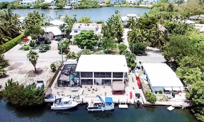 Pirates Cove House | Waterfront Retreat in Key Largo 90' deep water dock