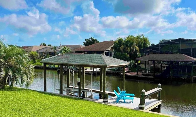 Palm Harbor House | Waterfront Saltwater Canal Dock-NearBeaches!