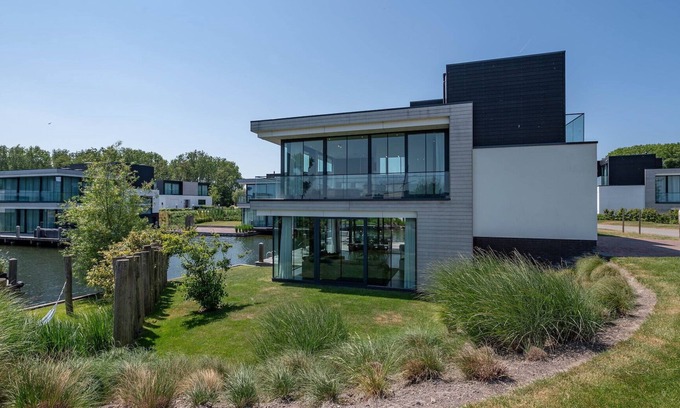 Arnemuiden Villa | Waterfront villa for 8 people